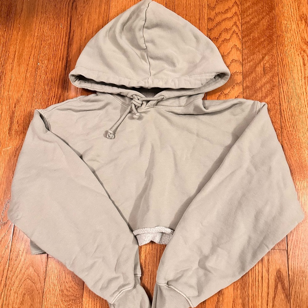 Cozy af light green cropped TNA/Aritzia hoody